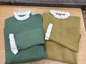 フリル付きニット